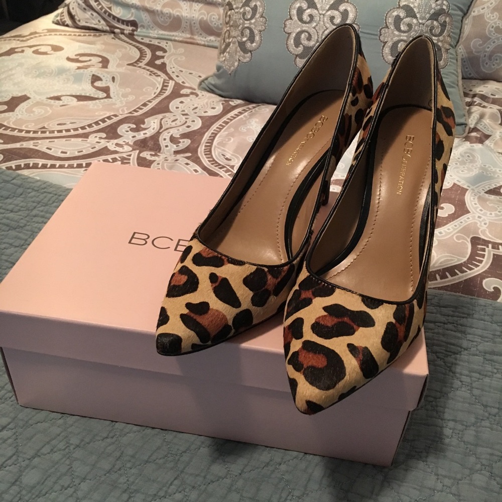 Worn once! Size 7.5M faux fur animal print pumps.